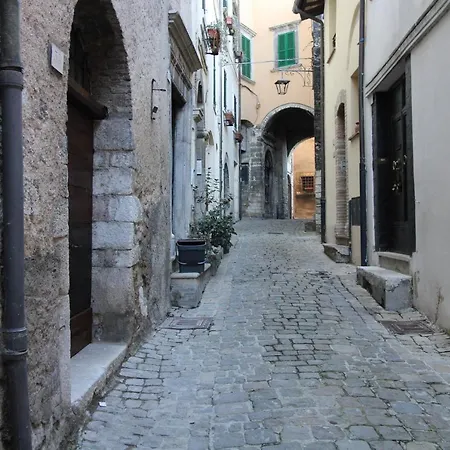 I Run Away In Umbria, The Countess アパート