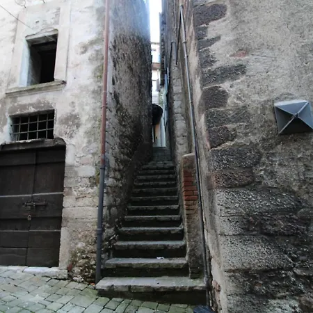 アパート I Run Away In Umbria, The Countess