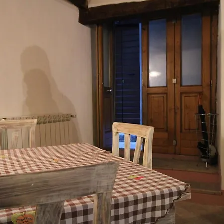 アパート I Run Away In Umbria, The Countess